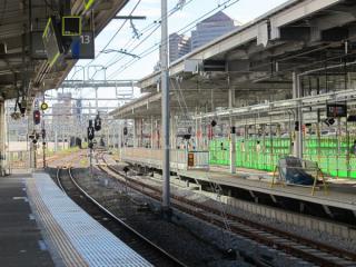11・12番線ホームの横浜寄りの端。12番線は停止位置が東京寄りにずれているため柵が設置されている。
