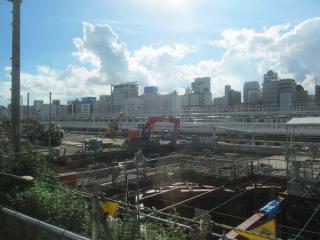 東海道線下り列車から建設中の新車両基地を見る。洗浄台付きの本格的なものとなっている。手前の掘削は高輪橋架道橋の付け替えに関連したものと思われる。