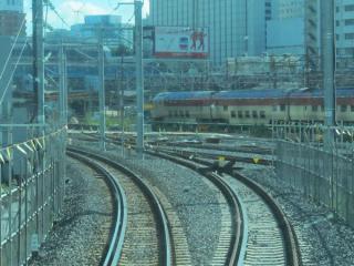 品川駅（11番線）到着直前の東海道線下り列車の前面展望。右に分岐する線路は新9番線に接続するものと思われる。