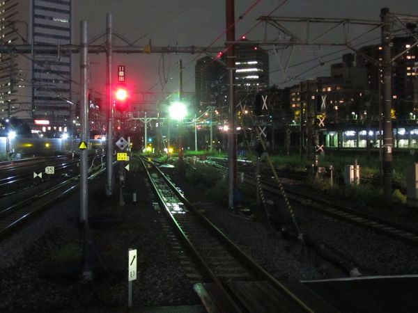 11番線のホーム端から横浜方面を見る。右の9・10番線は使用停止となったため出発信号機に×印が打ち付けられている。