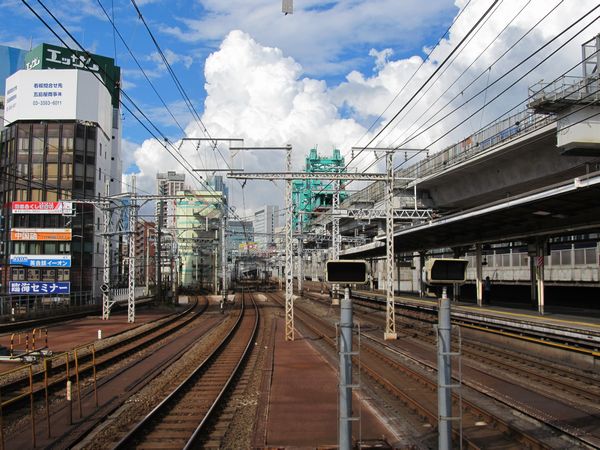 神田駅のホームから上野方面を見る。奥に見える緑色の機械が二重高架の桁を架設する。