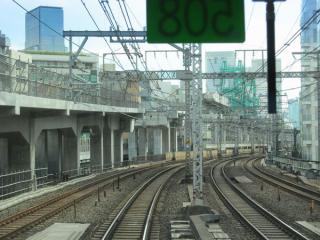山手線外回り電車の車内から見た二重高架区間の工事。