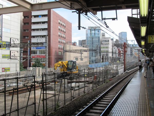 秋葉原駅のホームから建設中の東北縦貫線高架橋を見る。神田駅付近の二重高架区間へ向かって急傾斜で登る形状となっている。