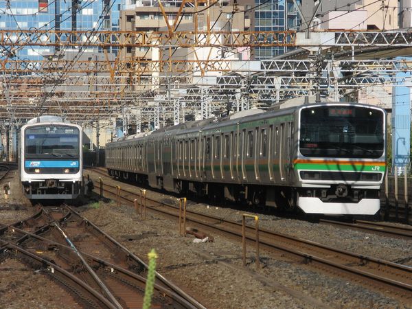 東海道線の東京～横浜間は京浜東北線や横須賀線が並行し複々線～3複線となっている。写真は京浜東北線・山手線・東海道新幹線が並行する田町駅。