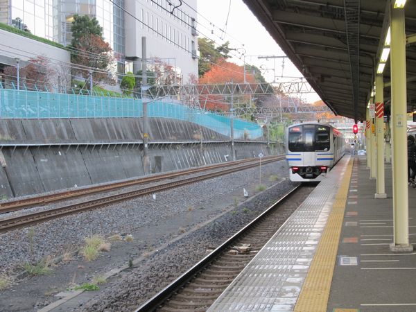 東戸塚駅を出発する横須賀線上り列車。左に並行する2本の線路が貨物線。貨物線はこの先猪久保トンネルに入ると何処へと行方をくらましてしまう。