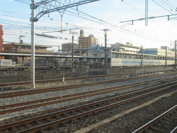 貨物線の反対側の出口は鶴見～新子安間にある。後ろに見えるのが京急生麦駅。