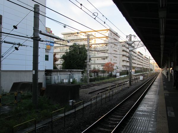 保土ヶ谷駅の留置線は貨物駅の名残。