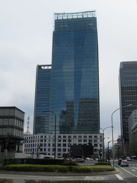新丸ビル前から見たJPタワー。