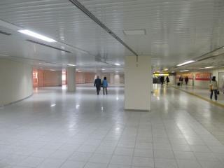 地下広場は総武線地下駅の換気塔を取り囲むように2か所で接続している。