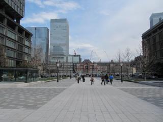 行幸通りから足場が取り外された東京駅赤レンガ駅舎を見る。