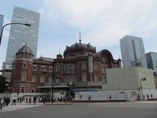 足場が完全にハスざれた北口ドーム部分。手前にあった旧東京駅前交番は取り壊し作業が始まった。