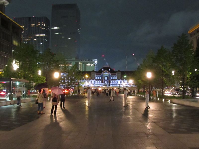 トウキョウステーションビジョン上演中の東京駅赤レンガ駅舎。駅舎の白い輪郭は照明ではなく、プロジェクターの投影により描かれている。