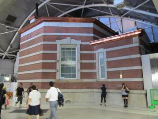 改札内に飛び出している赤レンガ駅舎の一部。この部分も創建当時の形に復原された。