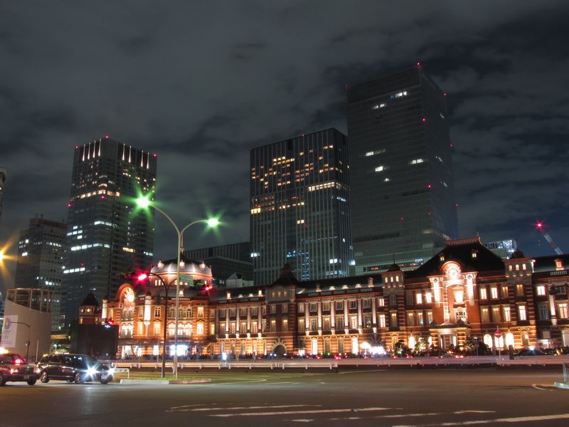 ライトアップが開始された東京役赤レンガ駅舎。超高層ビルと歴史的建造物が織りなす新しい風景。