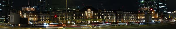 行幸通りからライトアップされた赤レンガ駅舎を見る。