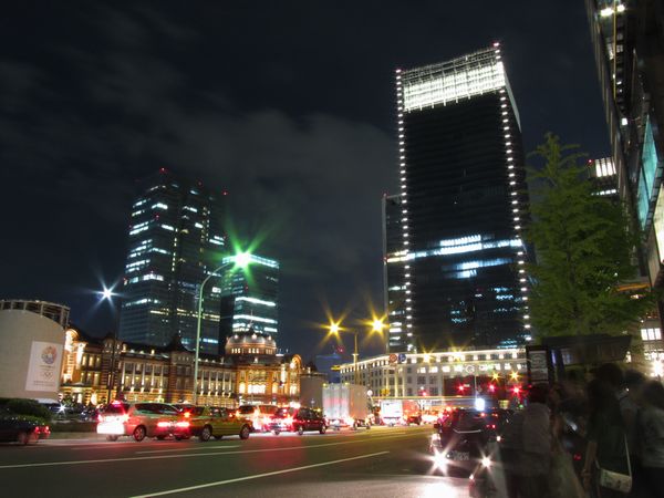 JPタワーとライトアップされた東京駅赤レンガ駅舎。