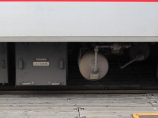 渋谷方先頭車5150形の床下に搭載されたATO装置と台車中継弁（右のエアタンク）