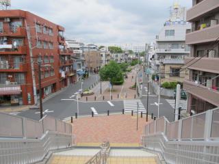 階段から今歩いてきた遊歩道を見る。地上時代の東横線はこの先東白楽駅まで高架だった。