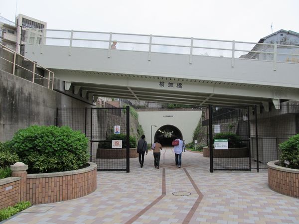 高島山トンネル手前には開閉式の柵があり通行時間が制限されている。