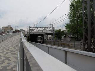スロープは線路を覆うトンネルの上に通じる。