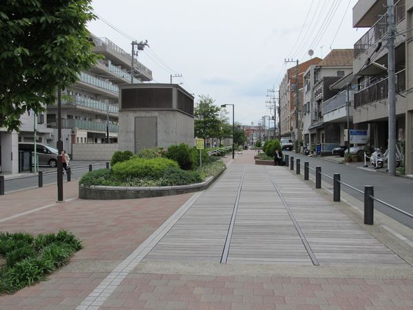 東白楽～横浜間の廃線跡は東横フラワー緑道の名称で遊歩道化された。