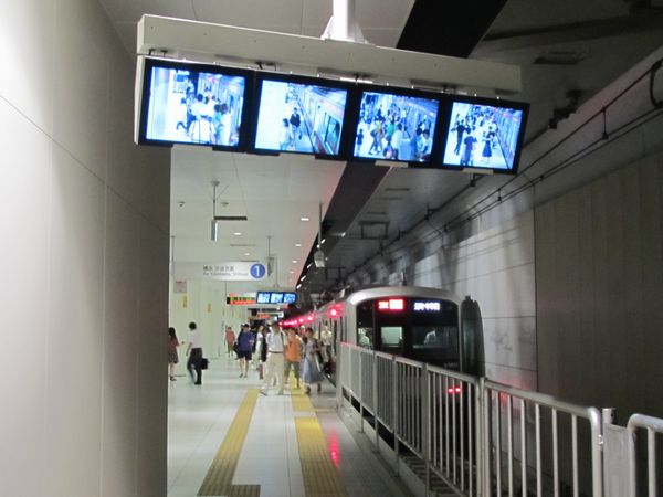 10両編成最後部へのITVモニタ設置が完了した元町・中華街駅