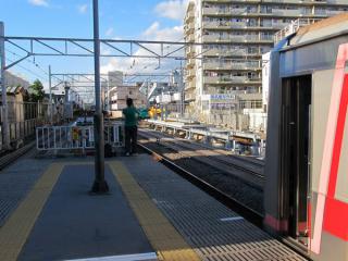 菊名駅の渋谷方で行われているホーム延長工事。奥の下り線ホームは車掌用モニタが先に設置済みとなっている。
