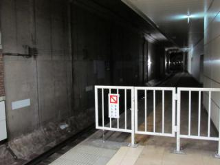 元町･中華街方の状況。延長部分の乗車目標は壁のコンクリートの地肌に直接貼り付けられている。