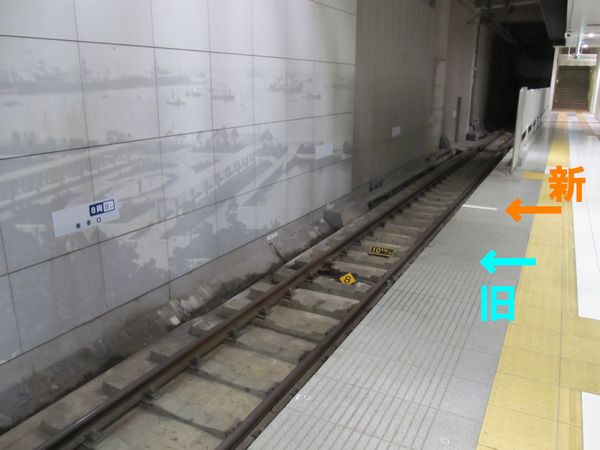 元町･中華街駅1番線終端側の状況。奥の壁面は10両編成の停止位置も貼り付け済みとなっている。