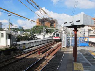 ホーム用の桁の設置が完了した渋谷側の目黒川の橋梁部分。