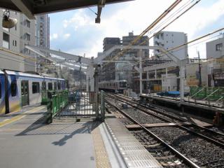 日比谷線をまたぐように柱が設置された横浜側のホーム端。