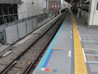 下り線渋谷方の端から駅中心方面を見る。拡幅部分のホームはまだ仮設。