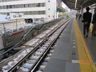 上り線ホーム渋谷方の拡幅前（4月21日）。