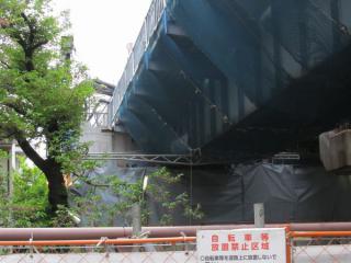 上り線渋谷方にある目黒川橋梁の拡幅前。ガーター橋を左にスライドしてホーム延長スペースを確保した。