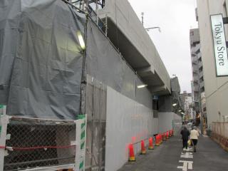 拡幅された上り線渋谷方の高架橋。右下の公道は拡幅に合わせてセットバックした。