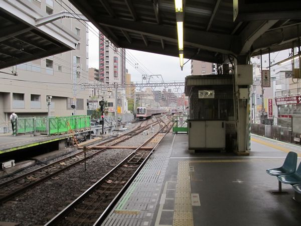 ホーム横浜方は下り線の信号扱所が無くなり、延長部分のホーム建設が進む