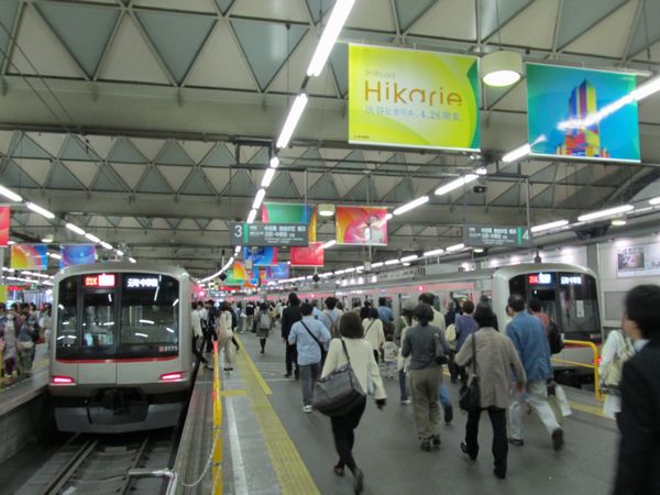 東横線渋谷駅の天井に掲げられた渋谷ヒカリエオープンの広告