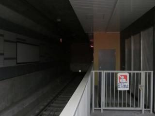 3番線の終端。壁があった場所は幕になっている。右の扉は工事中のトンネルに通じているものと思われる。