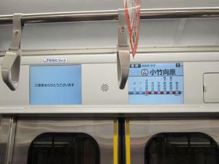 車内のLCDは右側の次駅・乗換案内の画面のみが稼働。