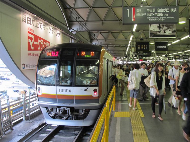 東横線渋谷駅に入線した東京メトロ10000系。地上の渋谷駅は副都心線直通時に廃止されるため、貴重な風景となる。