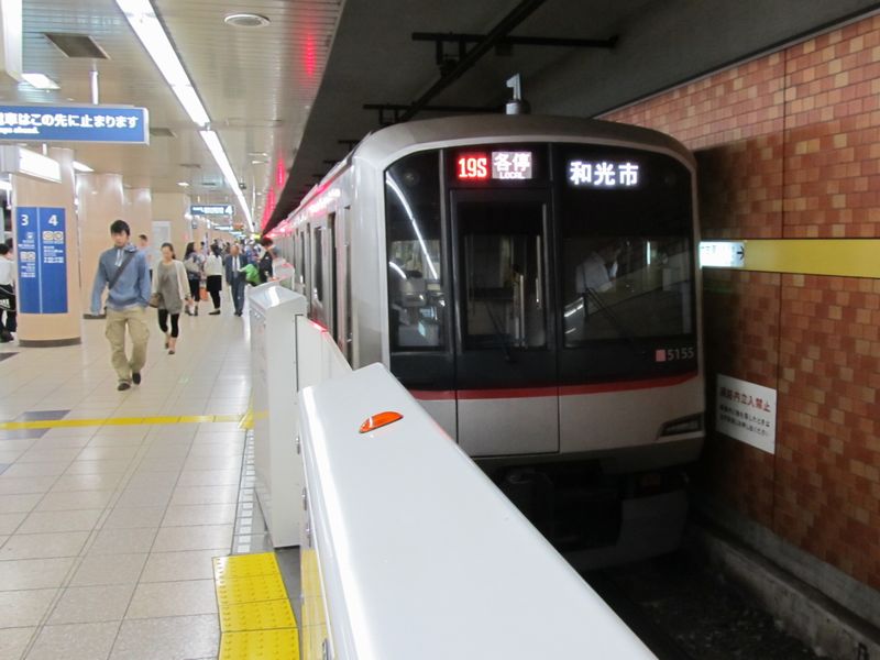 有楽町線・副都心線小竹向原駅に停車中の東急5050系。運行番号が「19S」であることから、東京メトロ車として運用されていることが分かる。