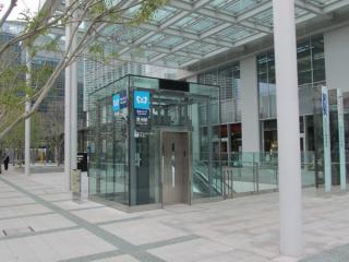 豊洲フロントビル前に新設された1c出入口。