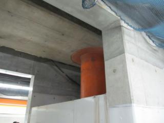 ホーム中央のエスカレータ設置予定位置の柱。鋼管柱の両側にコンクリート壁を設置し、鋼管柱を撤去する。