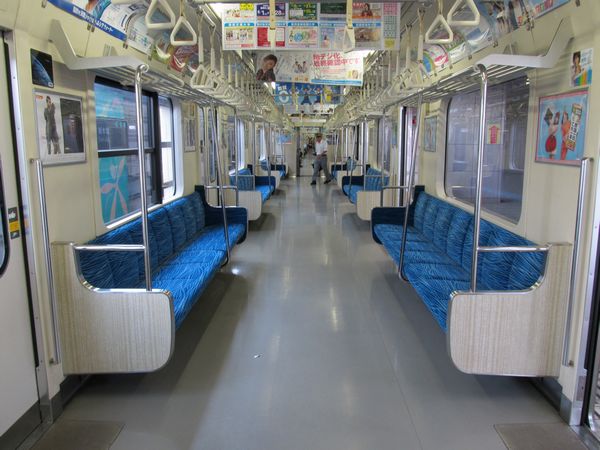東京臨海高速鉄道70-000形の車内。座席の形状がJR東日本209系と異なる。