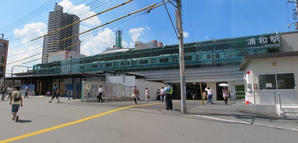 浦和駅東口。中央に見えるプレハブ状の構造物は閉鎖された旧東口改札口。
