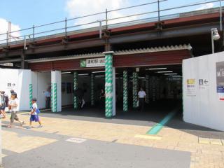 浦和駅西口。旧駅舎の取り壊しが完了して間もないため、仮設構造となっている。