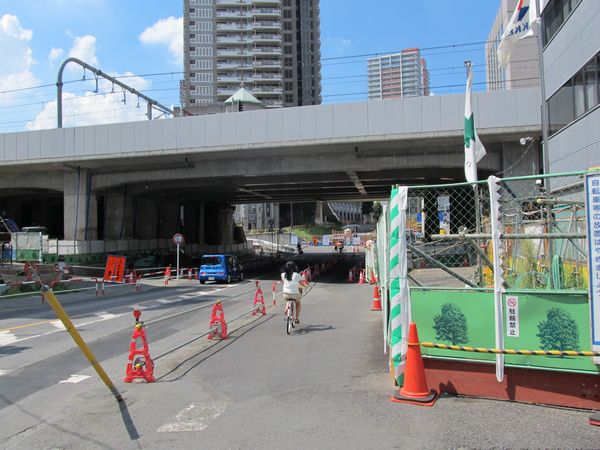 駅の南側で交差する都市計画道路田島大牧線。地上の旧軌道の橋桁は撤去済み。