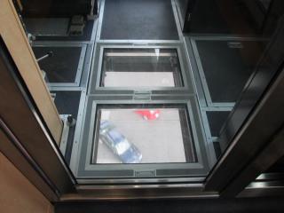 運転室中央の床面はガラス張りになっている。