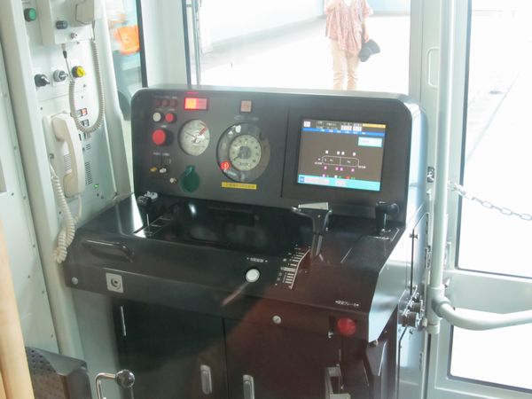 「URBAN FLYER 0-type」の運転台。パネル右側にはTISモニターが設置されている。