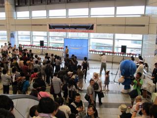 営業運転初日に千葉駅で開催されたイベント。
